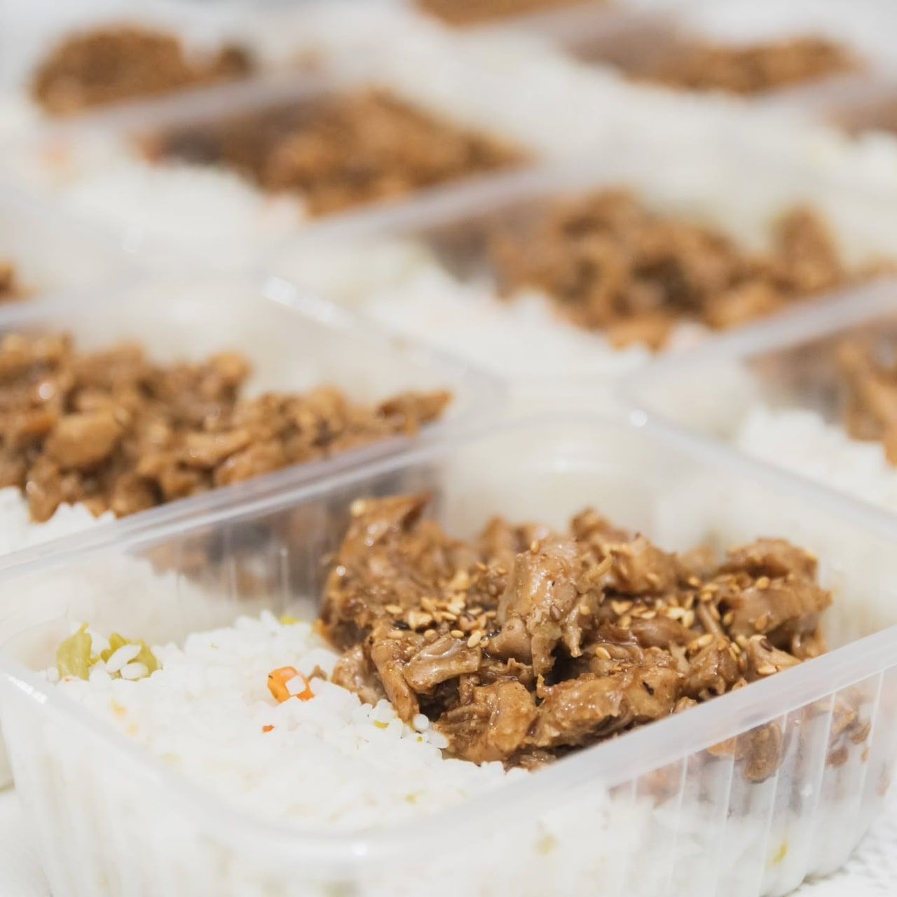 Marmita fit de carne em tiras com gergelim, arroz e legumes – delivery em Londrina