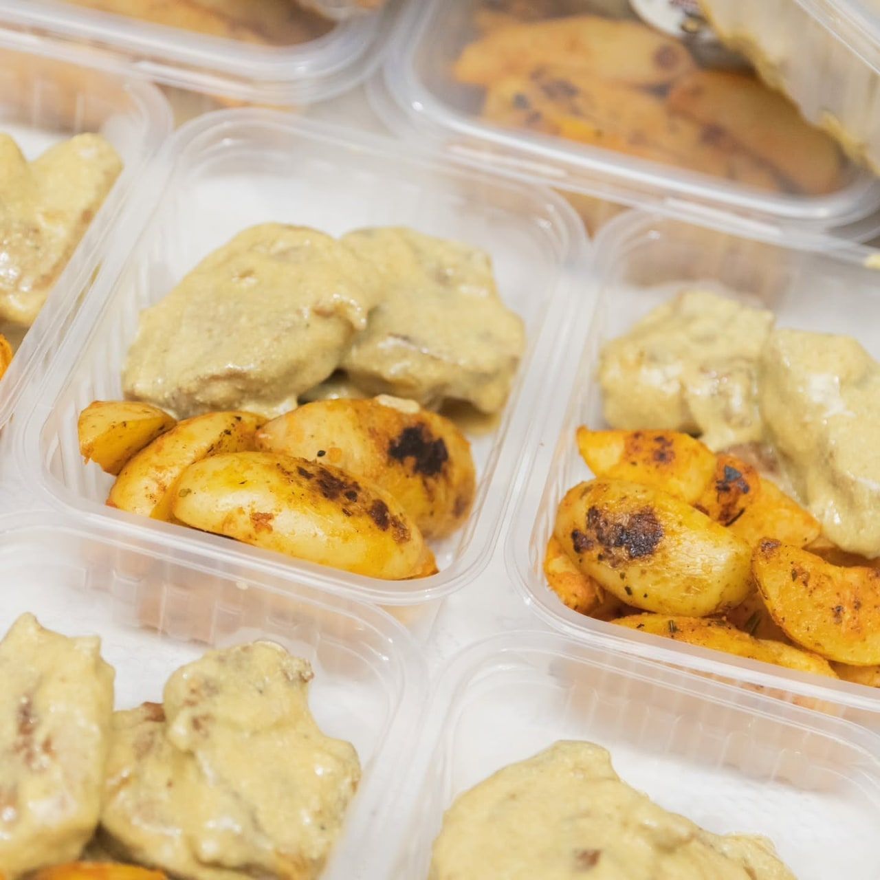 Marmita de frango ao molho cremoso com batata rústica