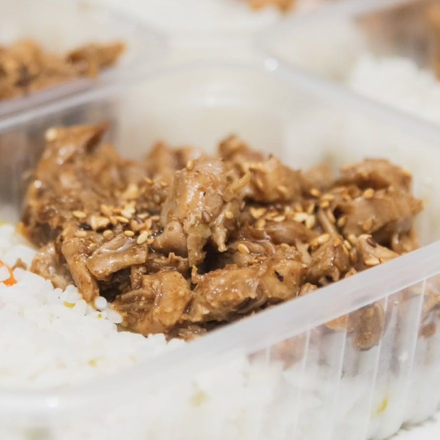 Marmitas caseiras de carne em tiras com gergelim e arroz, prontas para delivery em Londrina